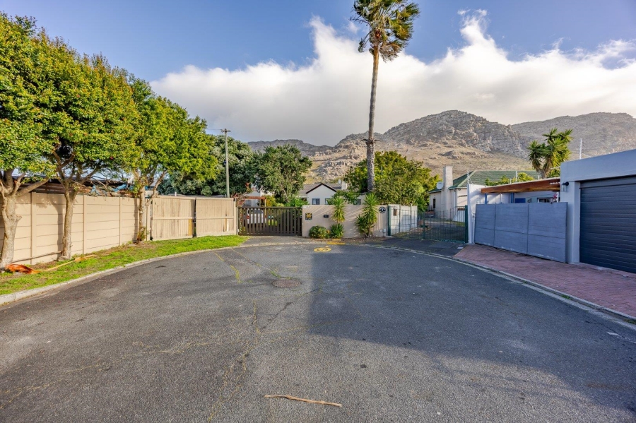 8 Bedroom Property for Sale in Lakeside Western Cape